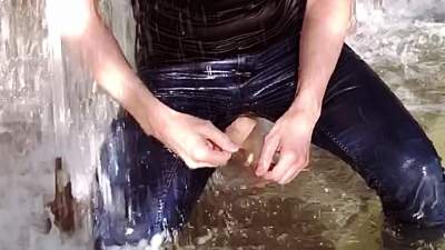 wet-at-the-fountain_13.jpg